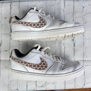 Nike Kids Court Borough Low 2 Se White Sneakers w fun graphic sz 5Y — see pics